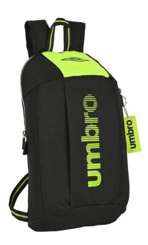 MINI MOCHILA CON CREMALLERA VERTICAL UMBRO ESSENTIALS