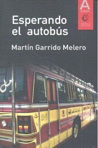 ESPERANDO EL AUTOBUS